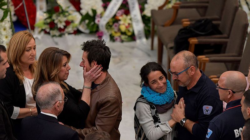 Miles de ciudadanos arropan a los padres de Gabriel en la capilla ardiente