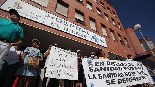Imagen de archivo de una concentraci�n de pacientes en las puertas del Hospital El Bierzo, en julio de 2023