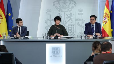La portavoz del Gobierno, Elma Saiz, junto a los ministros Pablo Bustinduy y �scar L�pez, durante la rueda de prensa tras el Consejo de Ministros.