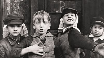 La mirada tierna y divertida de Helen Levitt recorre las calles de Nueva York