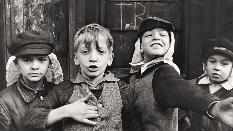 La mirada tierna y divertida de Helen Levitt recorre las calles de Nueva York