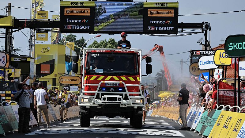 Bomberos roc�an con agua a los espectadores debido al calor en la meta de la 10� etapa del Tour de Francia 2023