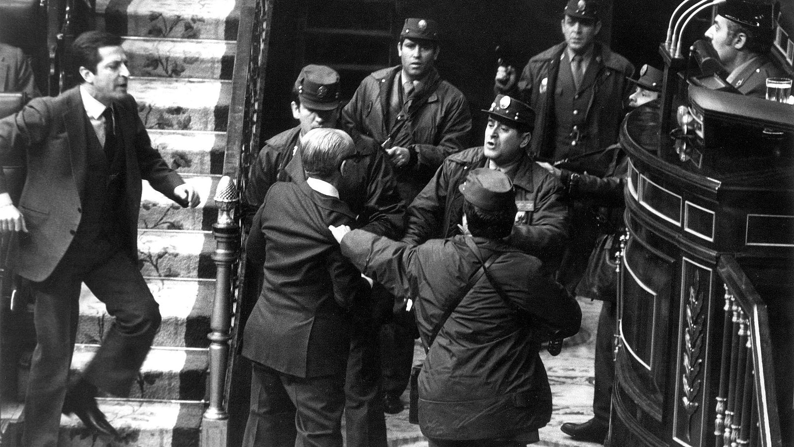 El Gobierno desclasifica hoy 153 unidades documentales del 23-F - Telediario Matinal | Ver