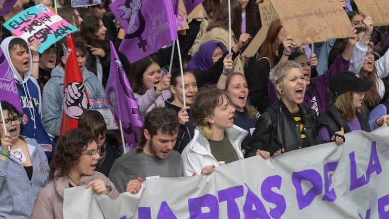 Casi la mitad de los jóvenes españoles considera el feminismo una herramienta de manipulación política