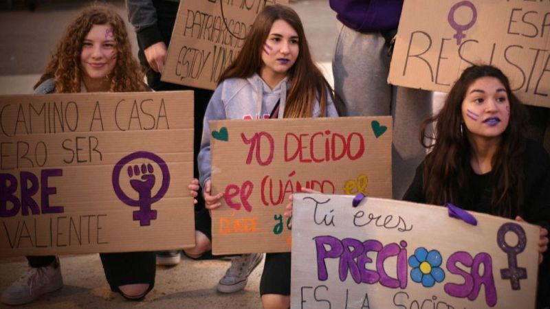 El feminismo disminuye entre los jóvenes: el porcentaje pasa del 50% en 2021 al 38% en 2025