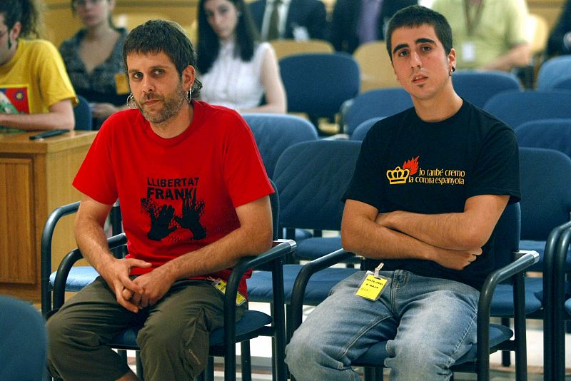 Estrasburgo condena a España por imponer una pena de cárcel por quemar una fotografía de los reyes en 2007
