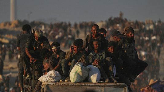 Palestinos cargan sacos de harina descargados de un convoy de ayuda humanitaria que lleg� a la ciudad de Gaza desde el norte de la Franja de Gaza, el domingo 24 de agosto de 2025. (Foto AP/Abdel Kareem Hana, Archivo)