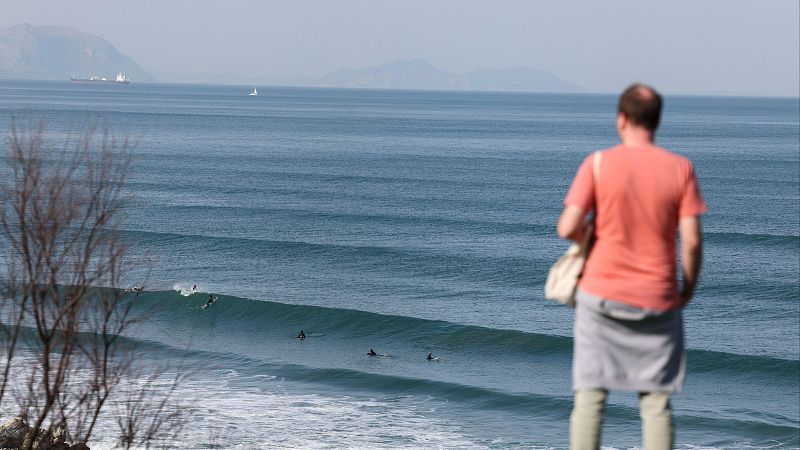 El tiempo hoy 26 de febrero en España: la Aemet alerta de tormentas en Canarias y fuertes vientos en el Estrecho