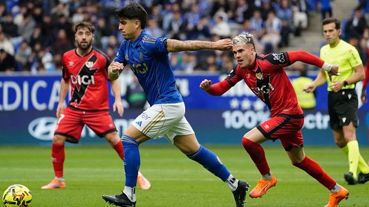 Imagen del partido de ida entre el Oviedo y el Rayo Vallecano en el estadio Carlos Tartiere de la capital asturiana.
