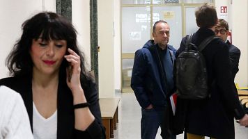 La espa�ola Juana Rivas (i) este jueves en el Tribunal de Cagliari, es observada por su expareja, Francesco Arcuri (c)