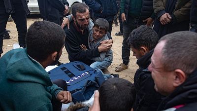 Familiares del periodista palestino Ahmed Al-Shayah, tras su asesinato en un ataque nocturno israel� en un hospital en Gaza EFE/EPA/HAITHAM IMAD