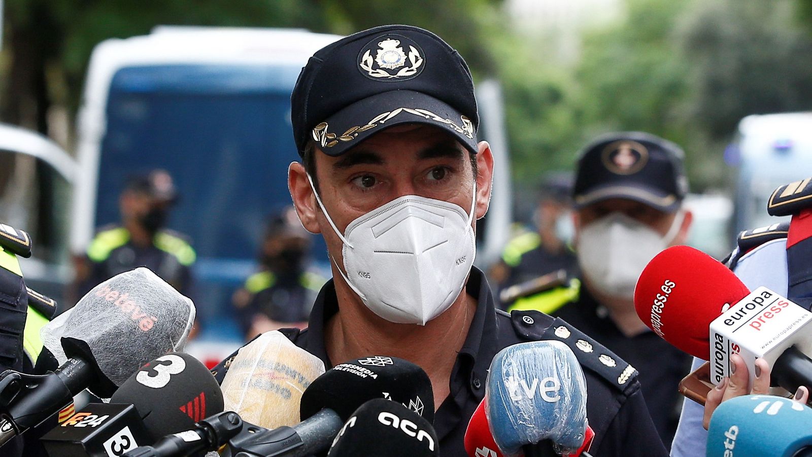 Un comisario de la Policía, investigado por acosar a una subordinada en la India - Telediario 1 | Ver