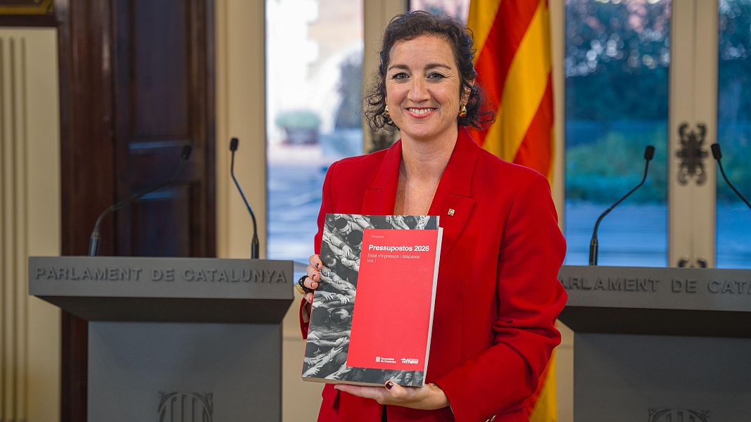 La consellera d'Economia i Finances, Al�cia Romero, mostra el projecte de pressupost despr�s de l'entrega al Parlament.  (ACN | Marc Font)