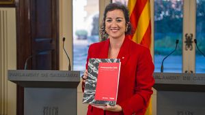 La consellera d'Economia i Finances, Al�cia Romero, mostra el projecte de pressupost despr�s de l'entrega al Parlament.  (ACN | Marc Font)