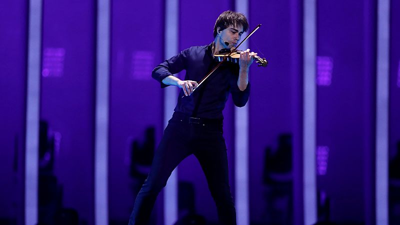 Noruega: Alexander Rybak canta "That's how you write a song"