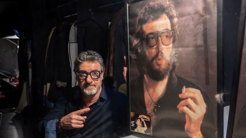 Gerard Jofra con la imagen de su padre, Eugenio