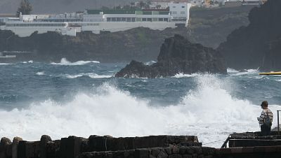 Oleaje, viento y calima en Tenerife