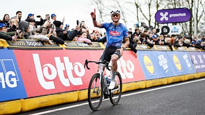 Van der Poel abre la primavera en la Omloop Nieuwsblad con una nueva exhibici�n en solitario