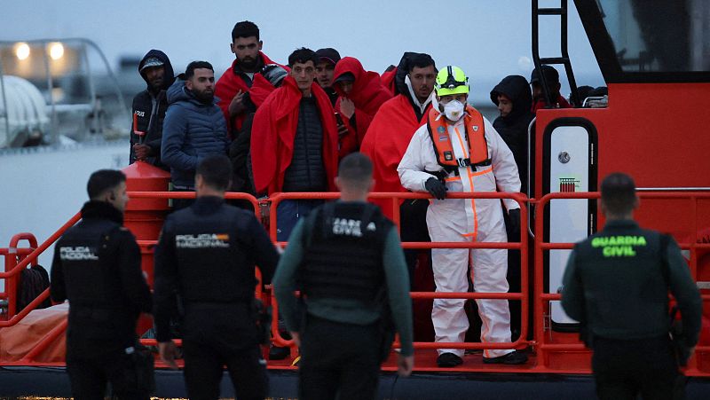 Rescatan a 32 migrantes en una patera a 56 millas de Ibiza