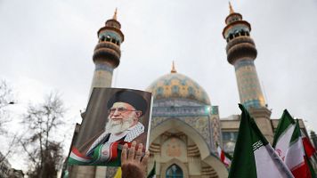 Una persona sostiene una foto de Jamenei en una concentraci�n en apoyo al r�gimen de los ayatol�s en Teher�n