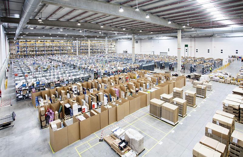 Los trabajadores del mayor centro logístico de Amazon en España, en pie de guerra