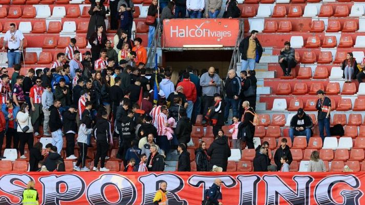 El p�blico abandona el Molin�n tras la suspensi�n del encuentro entre Sporting de Gij�n y Legan�s
