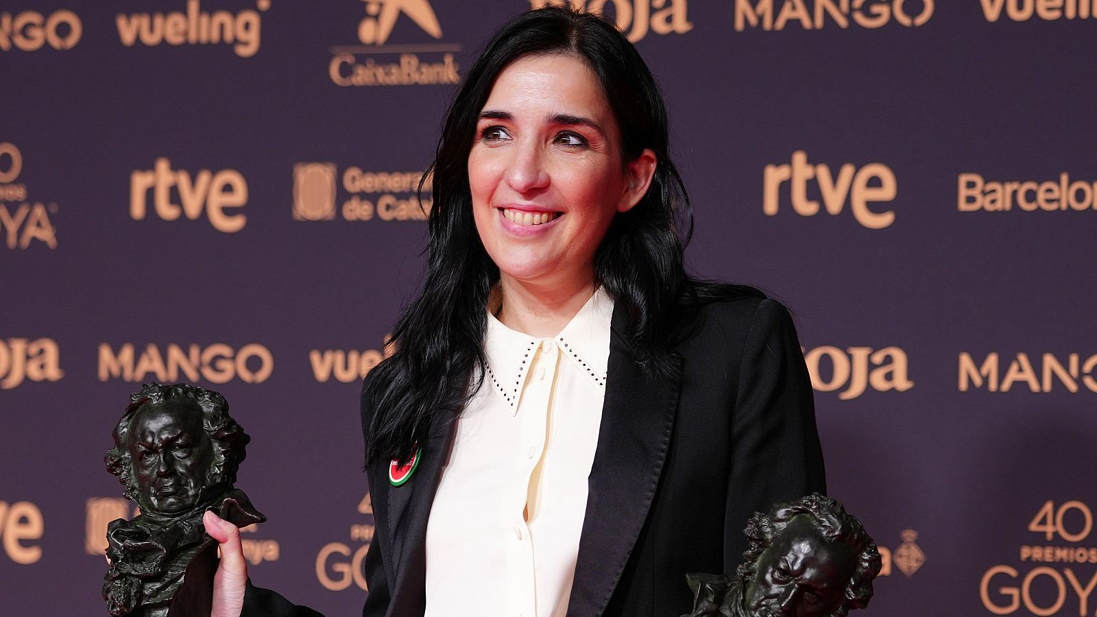 Director and writer Alauda Ruiz de Azua, winner of the best original screenplay and director awards for 'Sundays', poses for photographers at the winners photo call during the 40th Goya Awards ceremony on Saturday, Feb. 28, 2026, in Barcelona, Spain. (AP Photo/Joan Mateu Parra)