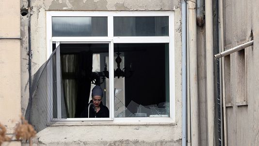 Una mujer se encuentra en la cocina de su casa da�ada cerca del hospital Gandhi tras un ataque a�reo ocurrido el d�a anterior en Teher�n.