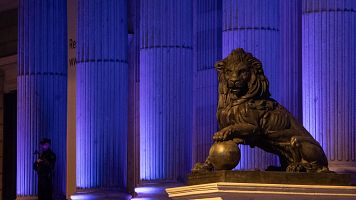 Congreso de los Diputados, con la fachada iluminada en color morado, a 25 de noviembre de 2023