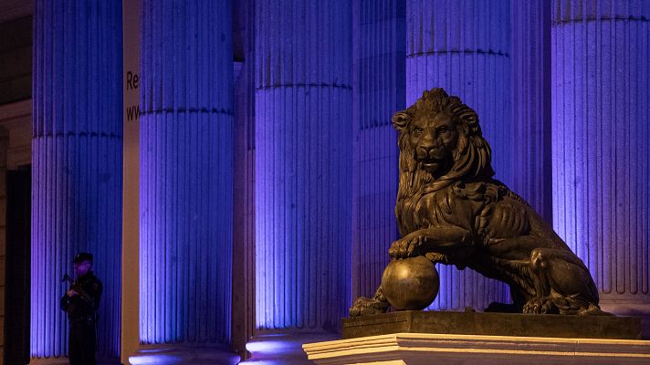 Congreso de los Diputados, con la fachada iluminada en color morado, a 25 de noviembre de 2023