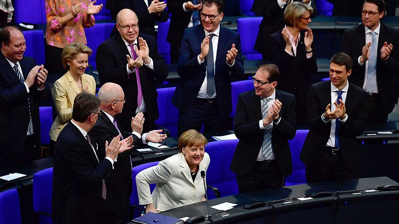 Merkel, investida canciller para su cuarto mandato con 35 votos menos de los previstos