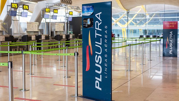 Un panel muestra informaci�n sobre vuelos de la aerol�nea Plus Ultra, en el aeropuerto de Madrid - Barajas Adolfo Su�rez, a 21 de abril de 2021