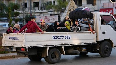 Personas desplazadas que huyen de los ataques a�reos israel�es en el sur del L�bano y viajan en un minib�s por una carretera hacia Beirut.