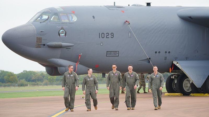 Tripulaciones a�reas estadounidenses se alejan de un bombardero subs�nico de largo alcance B-52 Stratofortress en la base a�rea de la RAF en Reino Unido