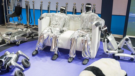 Robots humanoides y perros de compa��a presentados en el MWC26