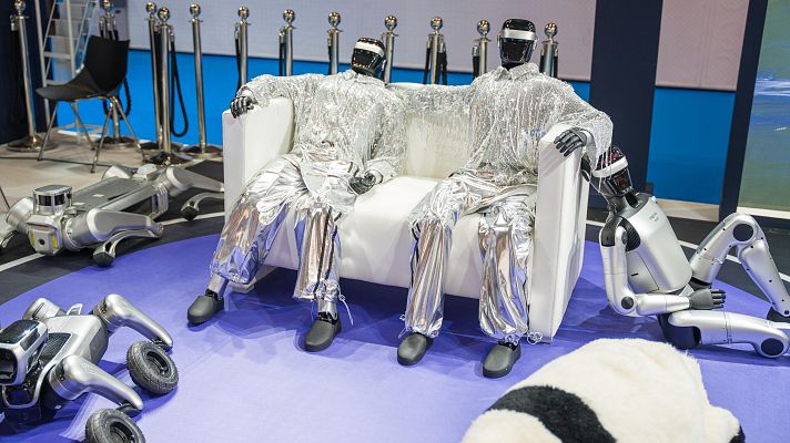 Robots humanoides y perros de compa��a presentados en el MWC26