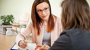 Una v�ctima de viol�ncia de g�nere �s atesa per una advocada d'ofici