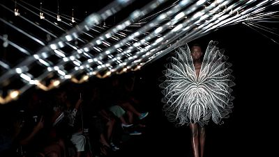 De Rosal�a y Bj�rk a Beyonc� y Rihanna, todas quieren a Iris Van Herpen: entramos en universo de esta dise�adora �nica