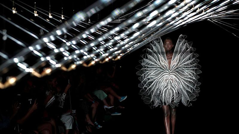 De Rosal�a y Bj�rk a Beyonc� y Rihanna, todas quieren a Iris Van Herpen: entramos en universo de esta dise�adora �nica
