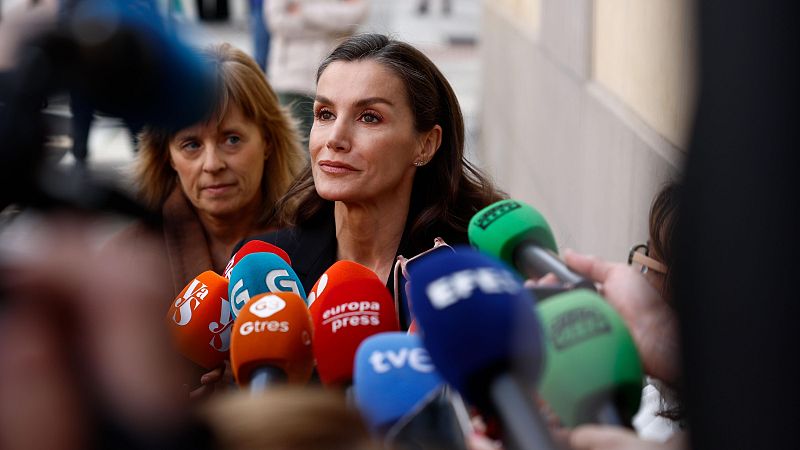 La reina Letizia asiste al velatorio de Fernando Ónega: "Ha sido un maestro para muchas generaciones de periodistas"