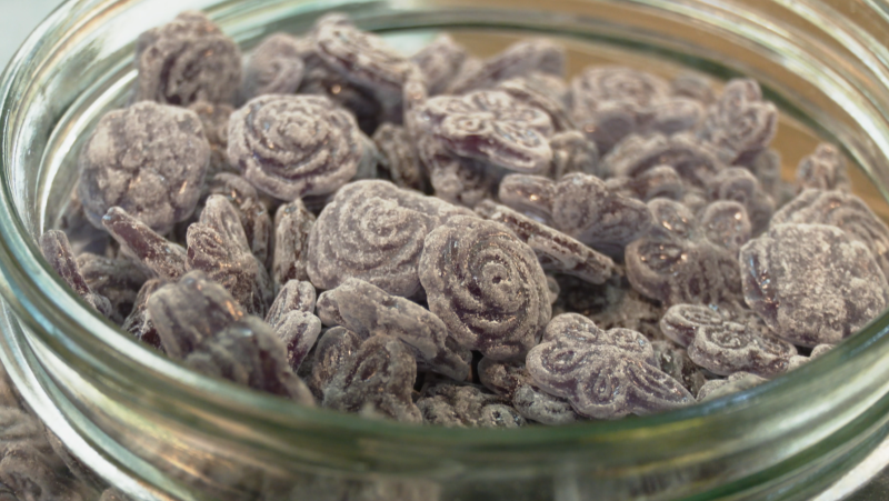 ¿Sabes de qué está hecha la violeta, el dulce más famoso de Madrid? ¡Lo descubrimos paso a paso!