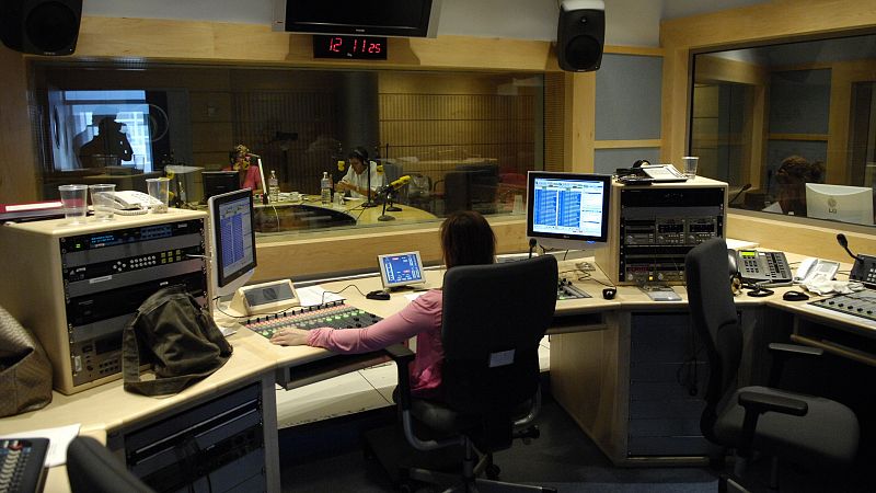 La mujer en la radio: un papel esencial en una carrera llena de obst�culos