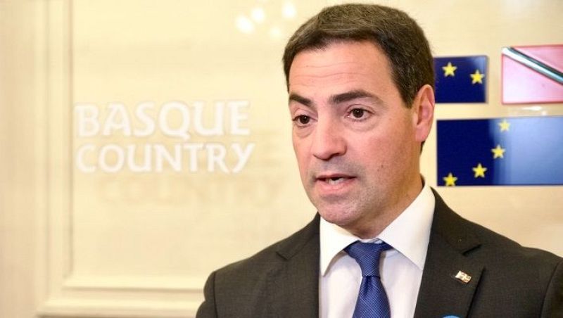 El lehendakari Imanol Pradales atiende a los medios durante viaje oficial en Bruselas