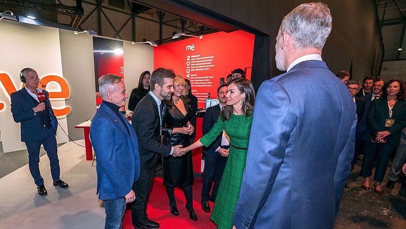 Los Reyes visitan el stand de RTVE en ARCOmadrid2026