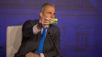 Javier Ortega Smith exhibe su carnet de Vox