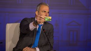 Javier Ortega Smith exhibe su carnet de Vox