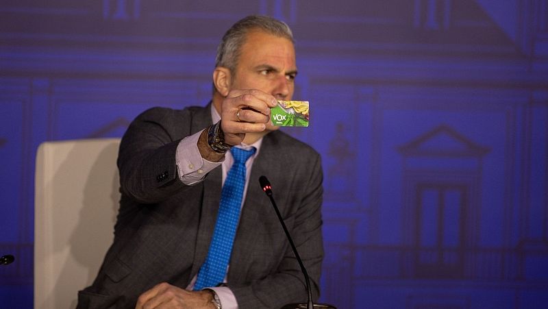 Javier Ortega Smith exhibe su carnet de Vox