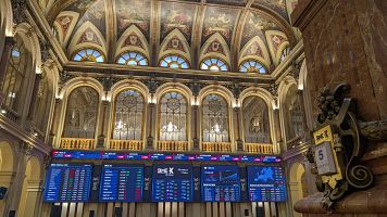 El petr�leo se estabiliza y el Ibex frena su ca�da: rebota al 0,55%