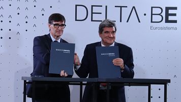 El president del Govern, Salvador Illa, i el governador del Banc d'Espanya, Jos� Luis Escriv�, signen l'acord de compravenda de part de l'edifici hist�ric del Banc a Barcelona