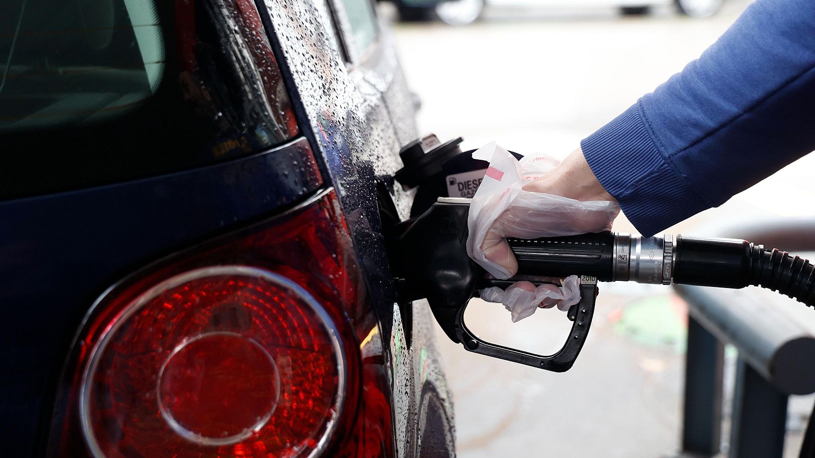 Efectos económicos de la guerra en Oriente Medio: la gasolina y el diésel siguen subiendo mientras la Bolsa española cae - Telediario 2 | Ver